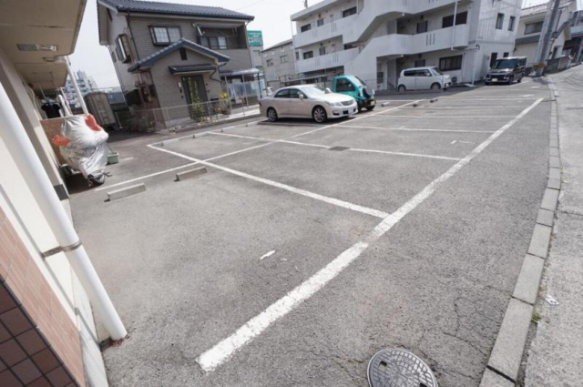 【松山市小坂のマンションの駐車場】