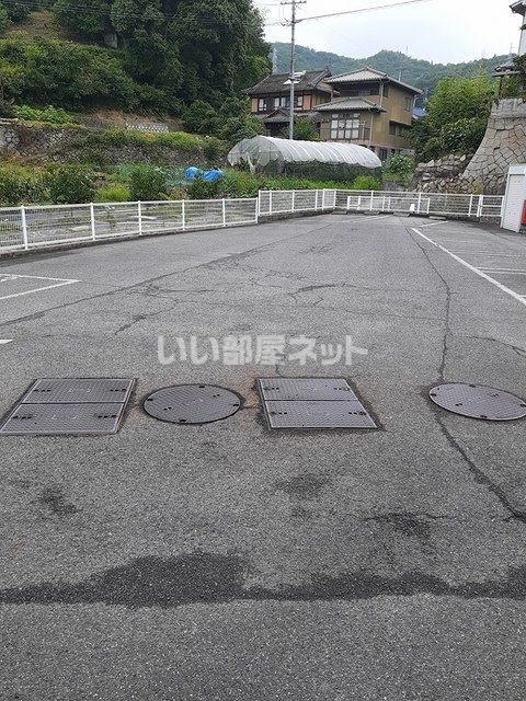 【尾道市吉和町のアパートの駐車場】