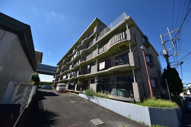 【高座郡寒川町倉見のマンションの建物外観】