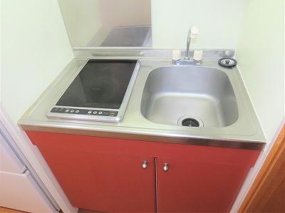 キッチン　2口の電気コンロまたはIHコンロとなります