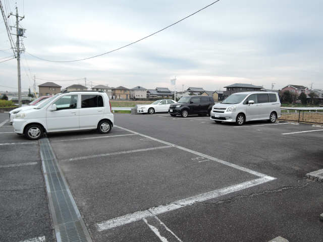 【セントラル・ビラ・スズカＣ棟の駐車場】