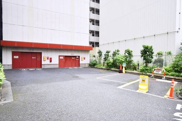 【港区海岸のマンションの駐車場】