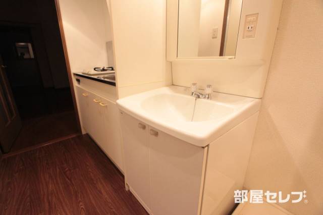 洗面設備　洗面台にも収納があります