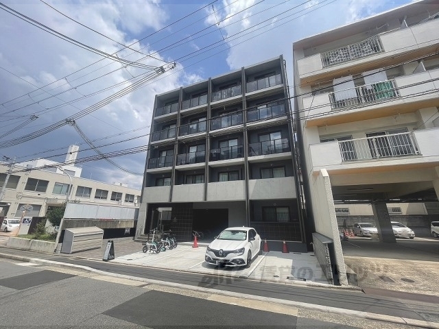 京都市右京区西院太田町のマンションの建物外観