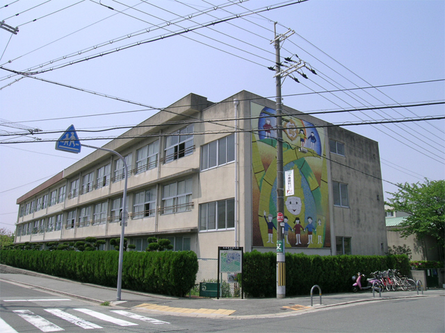 【豊中市緑丘のマンションの小学校】