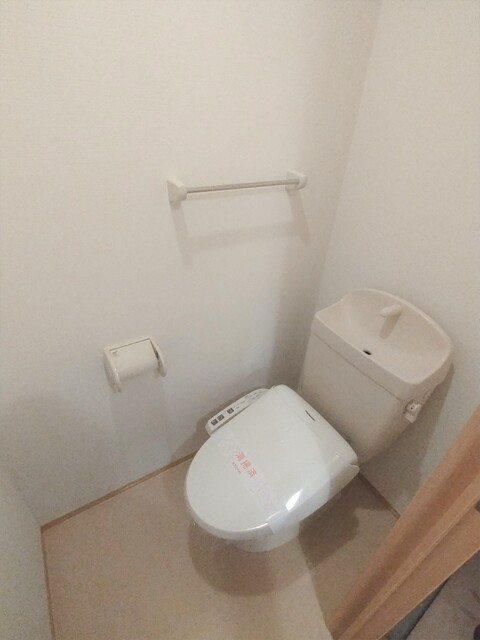 トイレ　★★トイレは嬉しい洗浄機能付き便座です♪★★