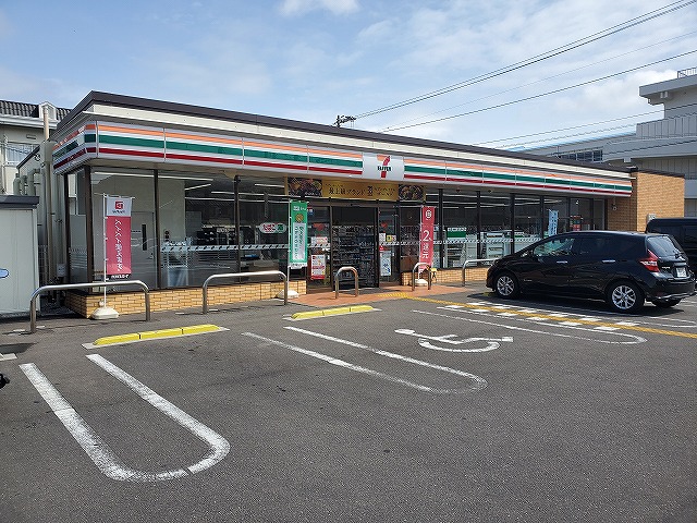 コンビニ　セブンイレブン 高知若草町店（コンビニ）まで882m