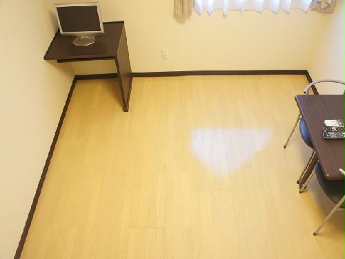 居室・リビング　１階のお部屋は明るいフローリングです♪