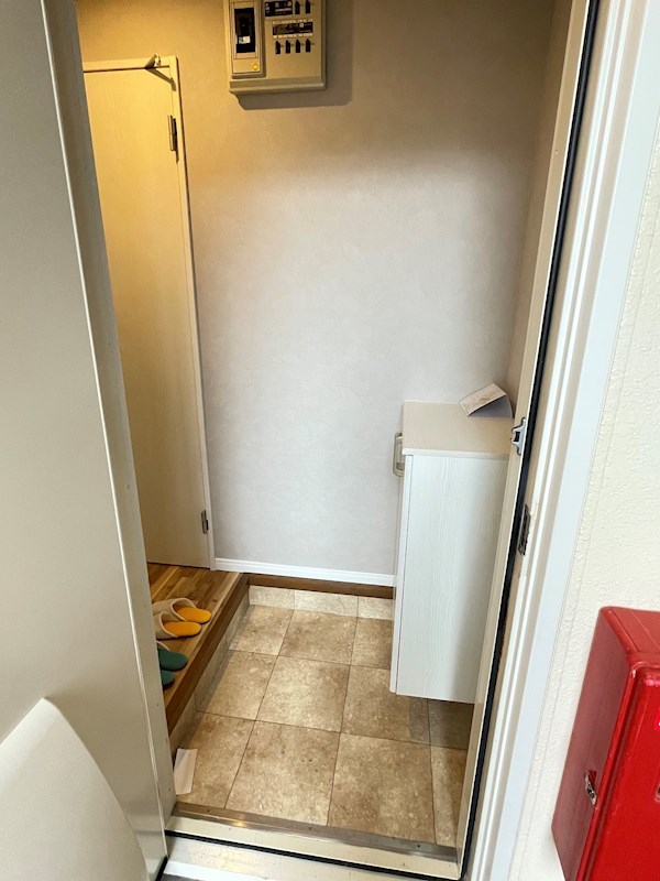 玄関　カウンタータイプのシューズボックス完備