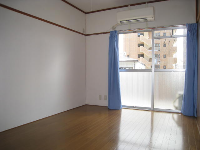 居室・リビング　※別のお部屋の写真です。現況を優先させていただきます。