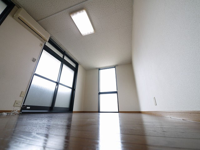 居室・リビング　落ち着いた色調の洋室です