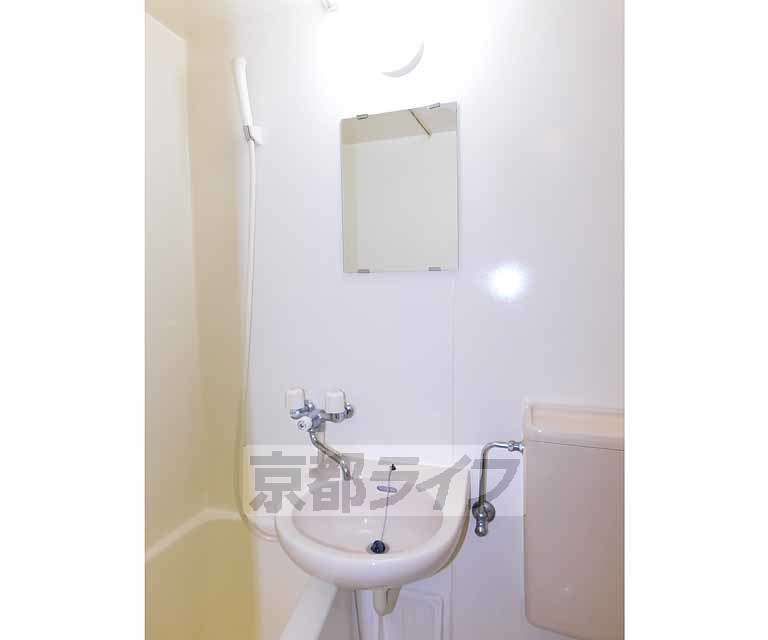 洗面設備　鏡付の洗面所です。