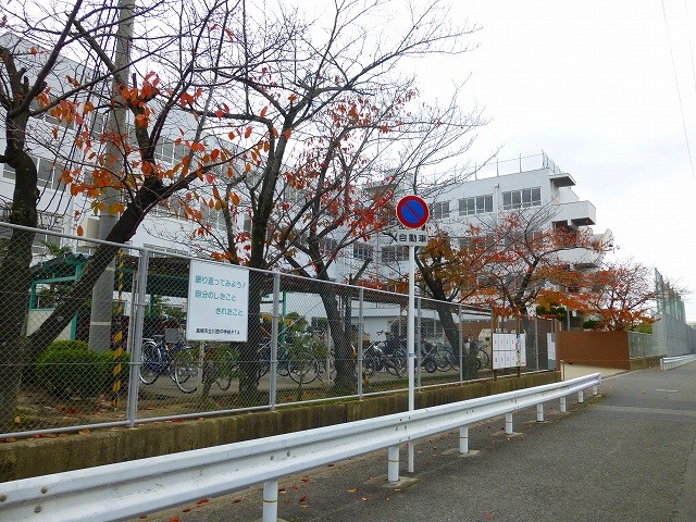 中学校　高槻市立川西中学校（中学校）まで871m