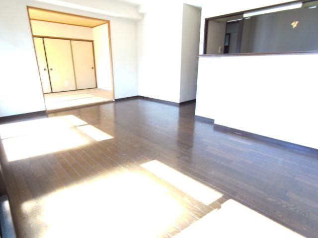 居室・リビング　南に広がるリビングは日当り良好