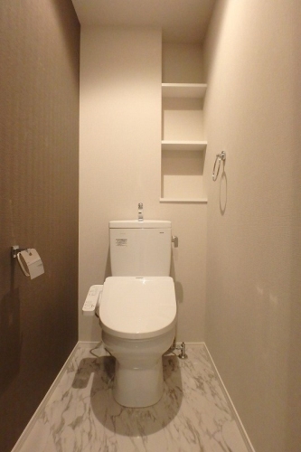 トイレ　他物件参考画像。建具・壁・床色は異なります。現況優先。