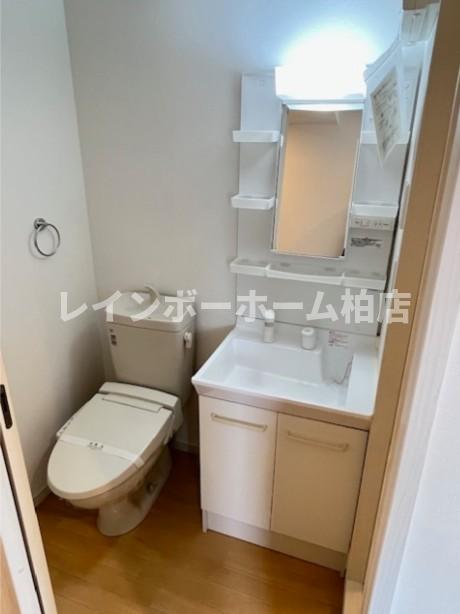 洗面設備　独立洗面台、朝の身支度には欠かせません