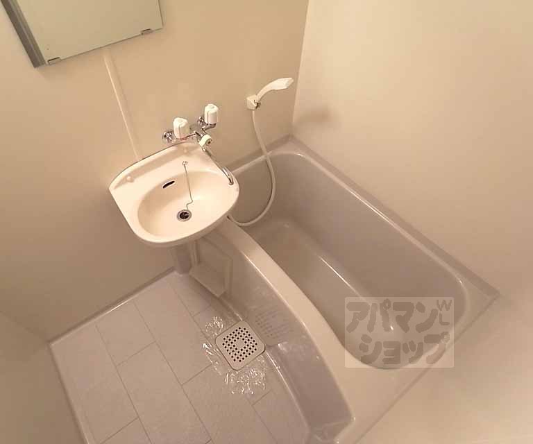 バス・シャワールーム　鏡・洗面台付きのお風呂