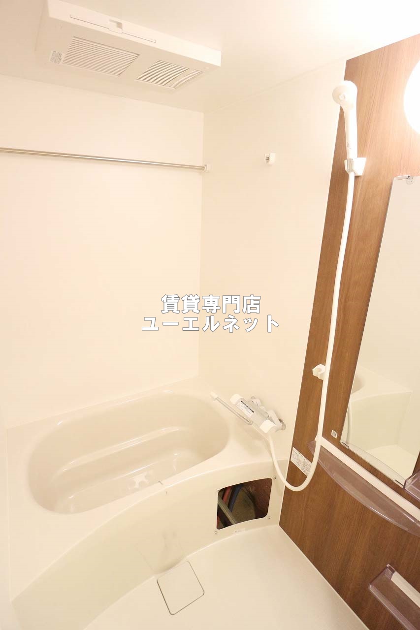 バス・シャワールーム　ゆったりとしたバスルーム