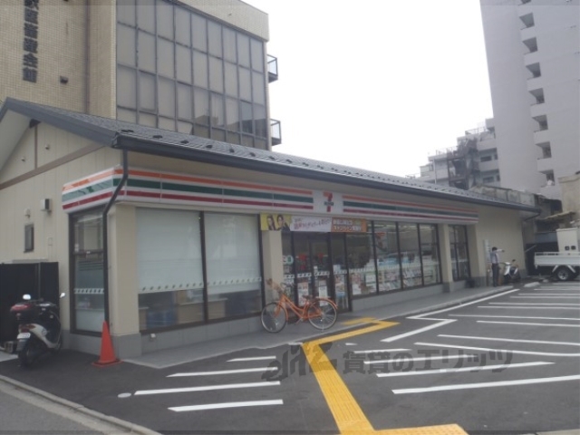 コンビニ　セブンイレブン西大路花屋町店（コンビニ）まで390m