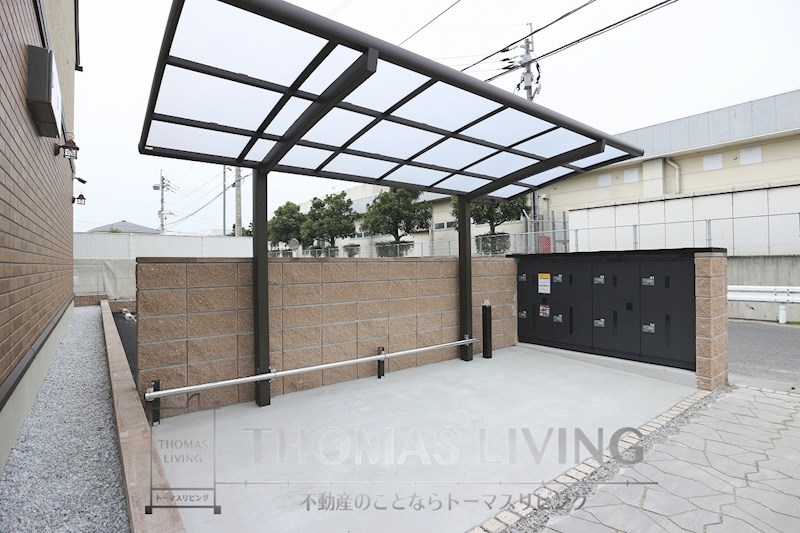 その他共有部分　駐輪場。奥に見えるのは宅配BOXです。