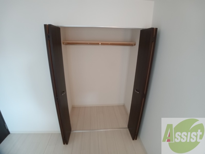 収納　こちらの収納にはハンガーをかけて服もしまえますね。