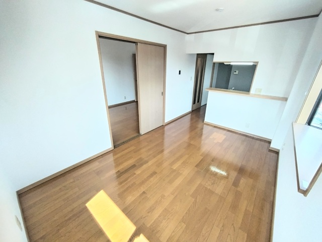 居室・リビング　２面採光で明るいＬＤＫ１０．４帖