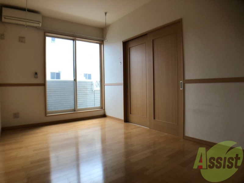 居室・リビング　広々として、家具関係も問題なく置けそうですね