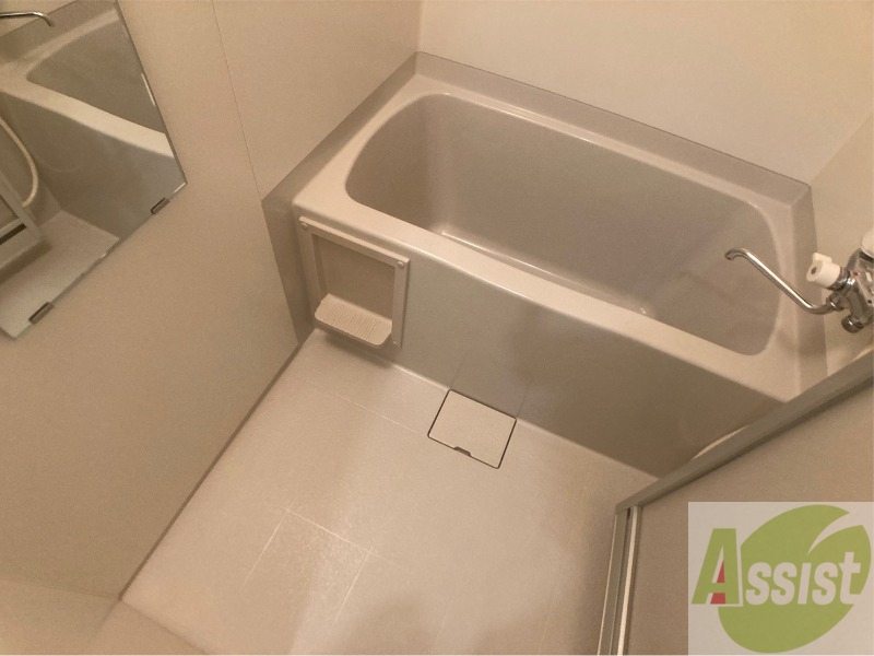 バス・シャワールーム　こちらはお風呂。一日の疲れをここで癒してください。