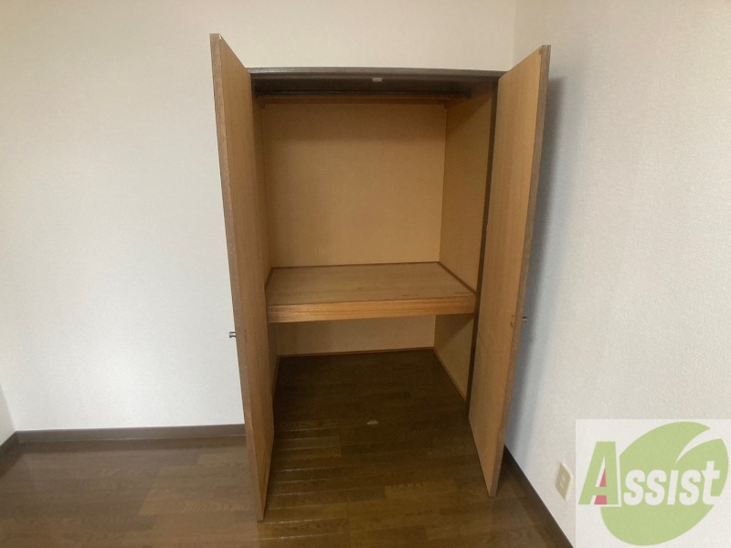 収納　クローゼットを開けてみました。奥行きがありますね。