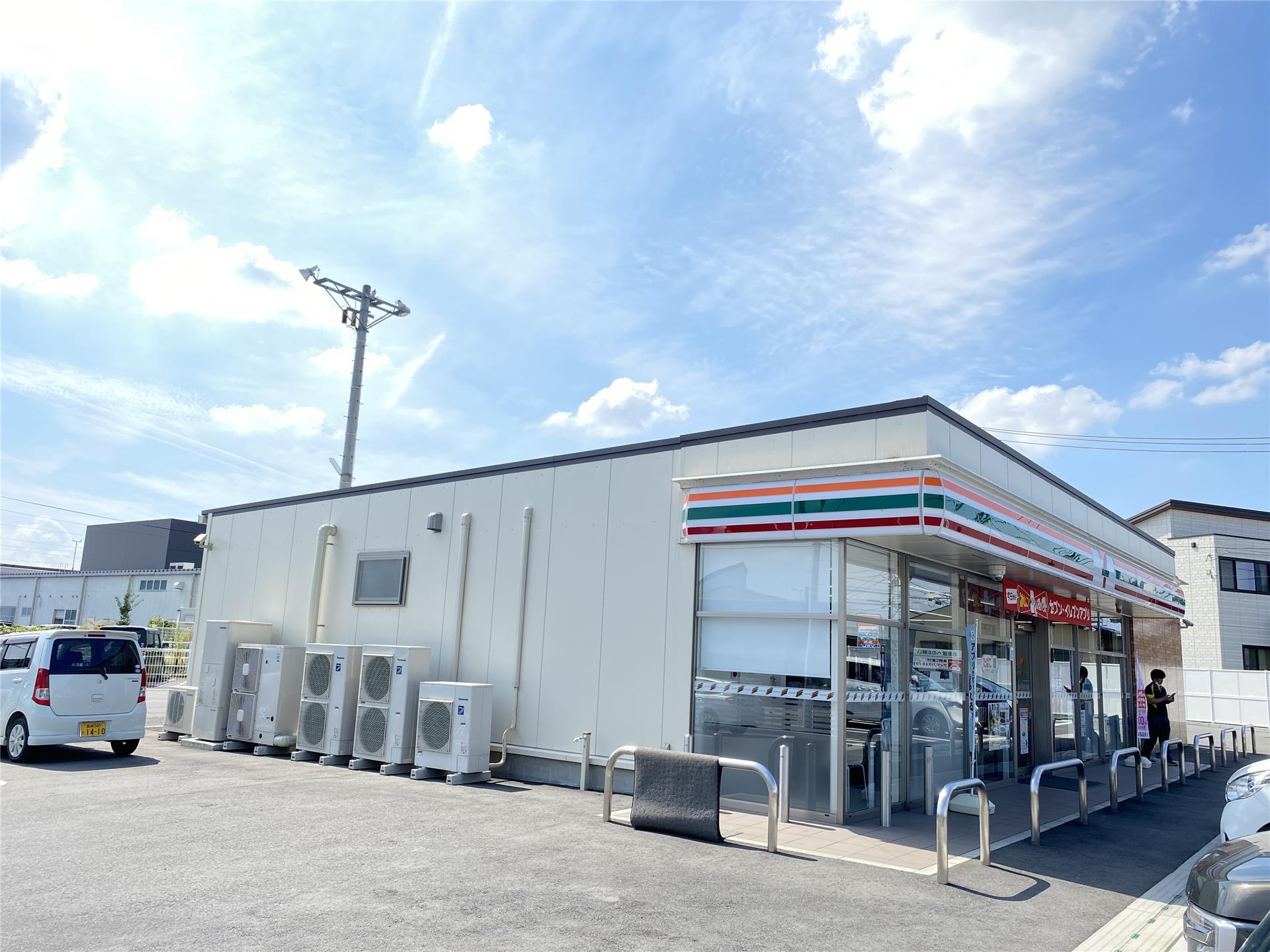 コンビニ　セブンイレブン高崎小八木西店（コンビニ）まで557m