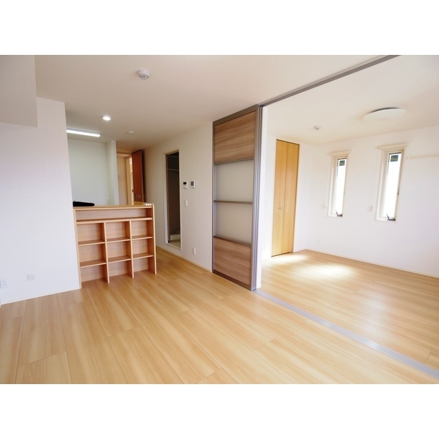 居室・リビング　※反転、色など異なります。