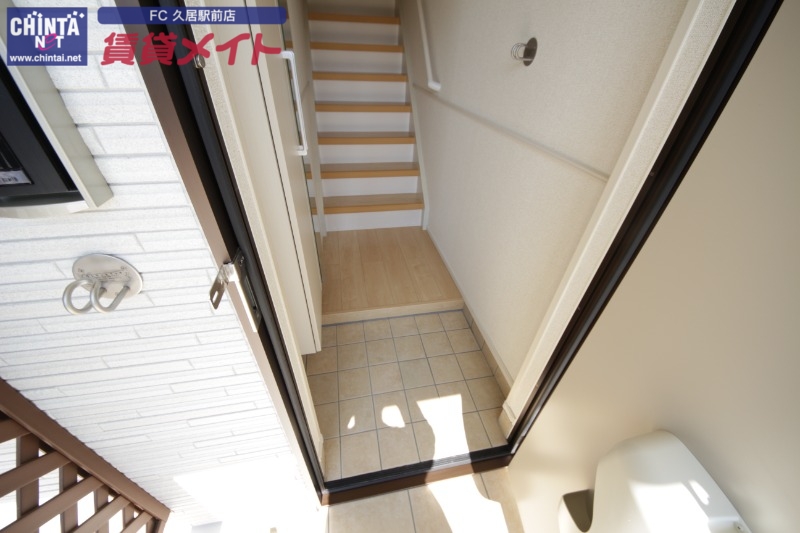 玄関　同型反転タイプです。