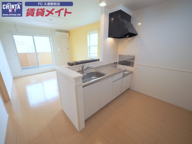 キッチン　同型反転タイプです。