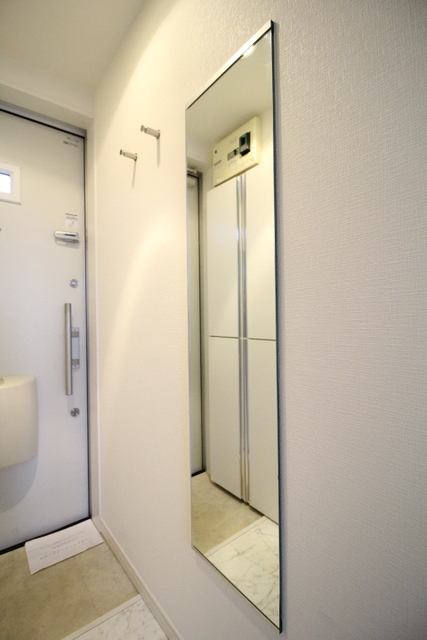 その他　玄関に姿見があります☆