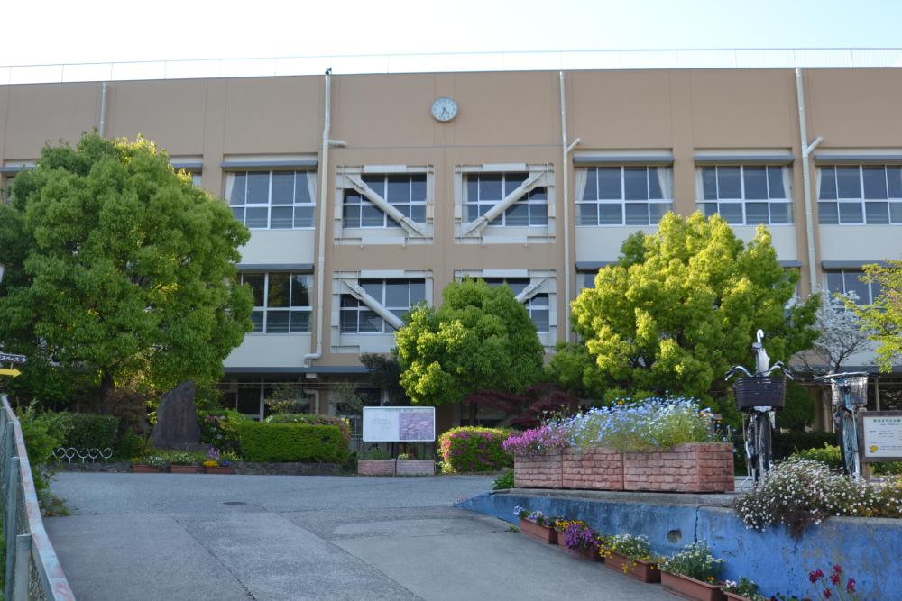 中学校　西宮市立甲武中学校（中学校）まで605m