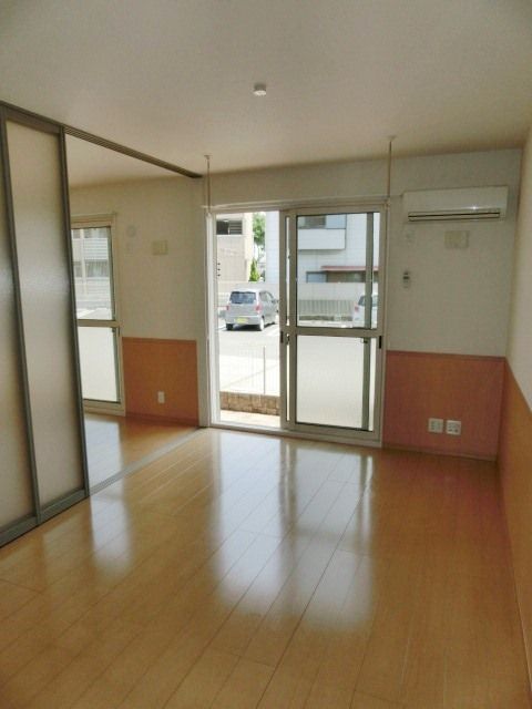 居室・リビング　バルコニー側で明るいＬＤＫ