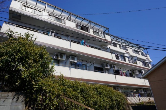 建物外観　南側斜面地にバルコニーが向いてます！