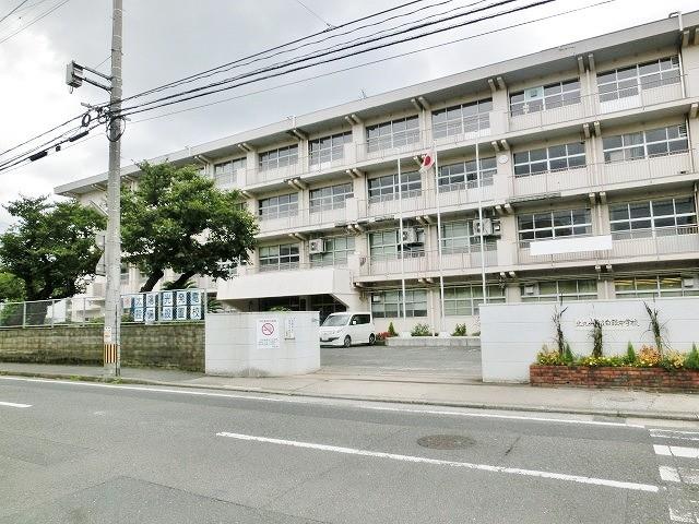 中学校　北九州市立白銀中学校（中学校）まで880m