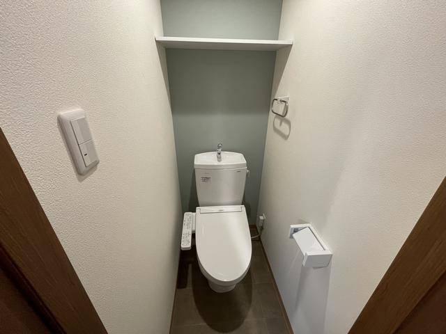 トイレ　温水洗浄便座です