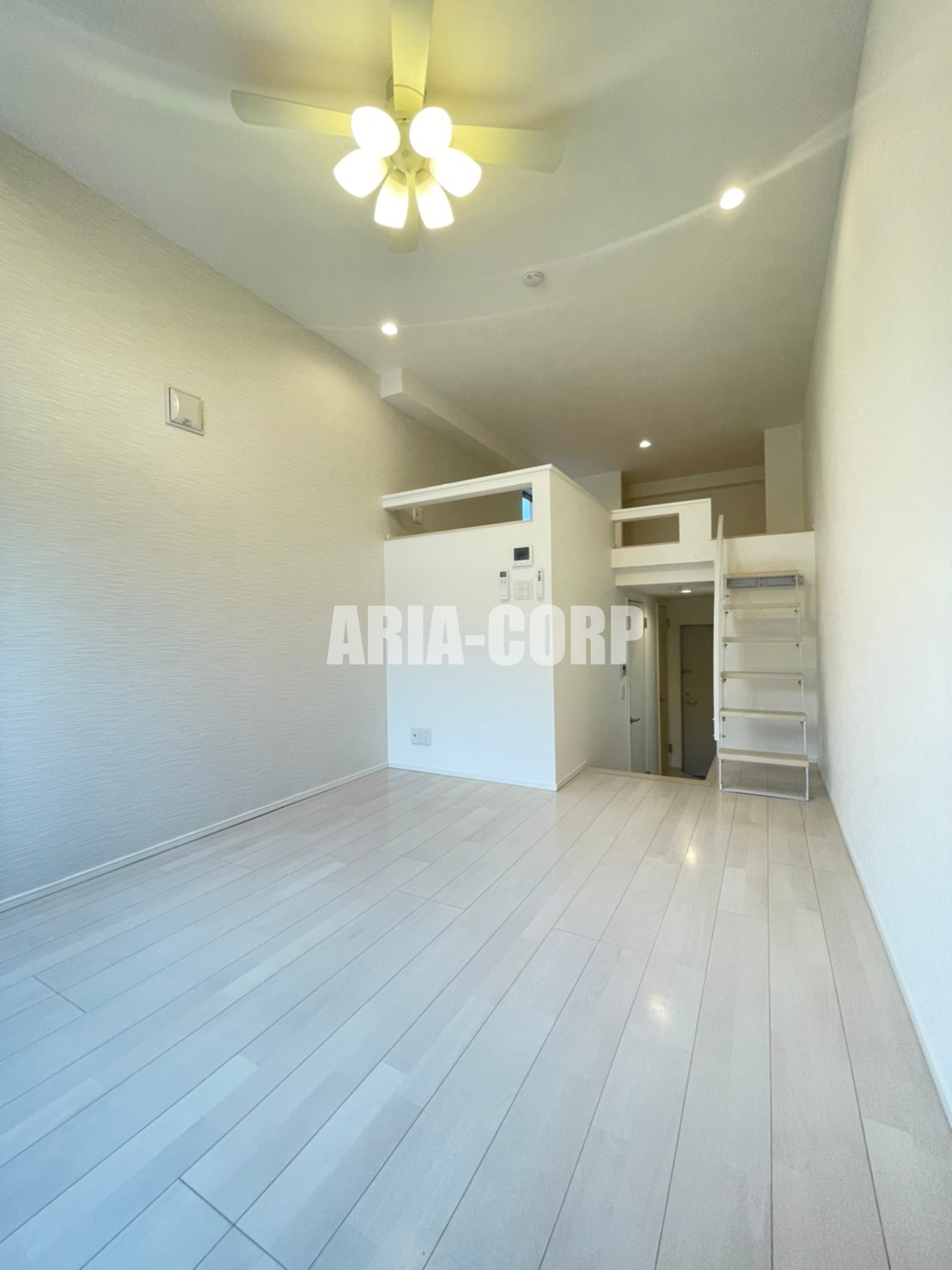 居室・リビング　天井高のある開放的な空間！角部屋で多く明るいお部屋です