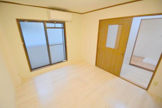 居室・リビング　白を基調とした内装でおしゃれで、落ち着ける空間です。