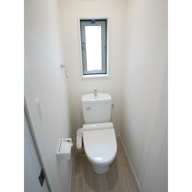 トイレ　温水洗浄便座完備。窓があるのが嬉しいですね！