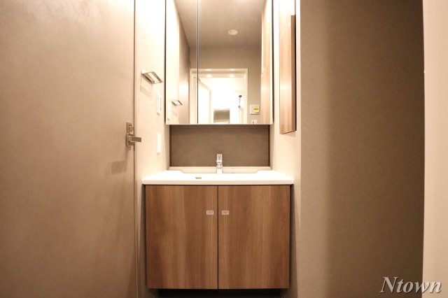 洗面設備　使いやすい独立洗面台です