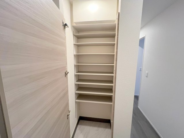 収納　大きいシューズボックスは靴がいっぱい入れれますね。