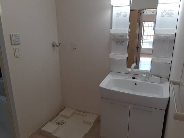 洗面設備　ゆったりとスペースのある洗面所