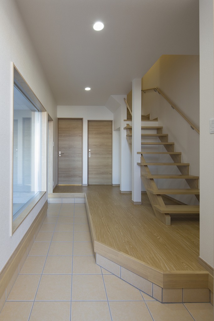 玄関　現状優先です。