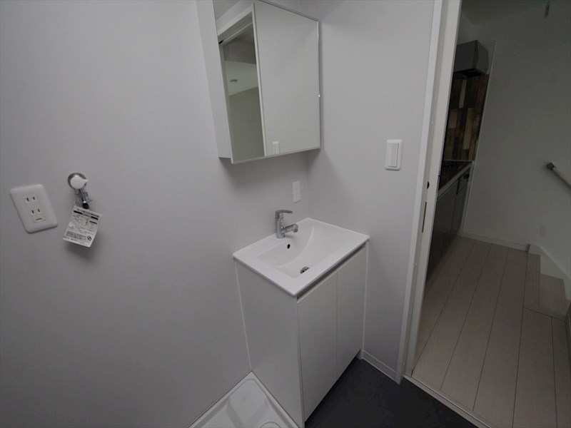 洗面設備　脱衣所　独立洗面台（シャンプードレッサー付）収納スペース有