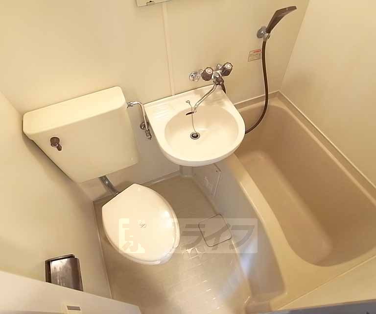 バス・シャワールーム　すっきりとしたユニットバスです。