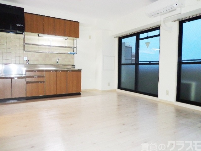 居室・リビング　広くて明るい室内。