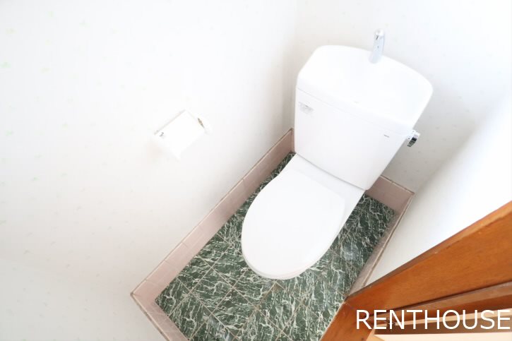 トイレ　別号室の写真になります